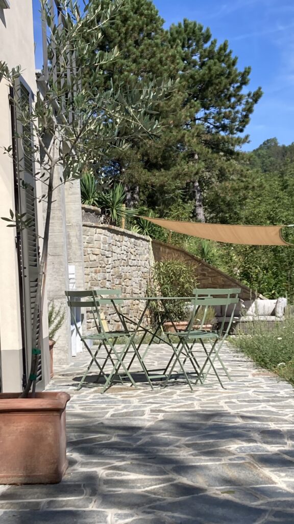 Extra informatie: Terras met een ronde eettafel en een loungebank.