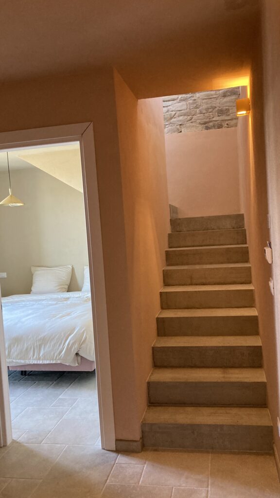 trap naar boven een slaapkamer