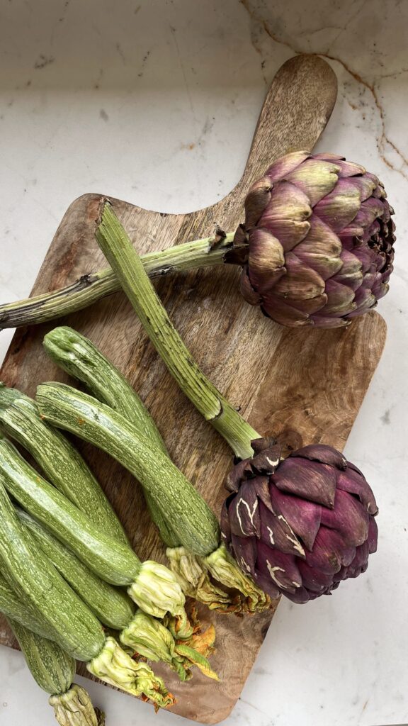 Courgettes en artsijokken gekocht op de markt