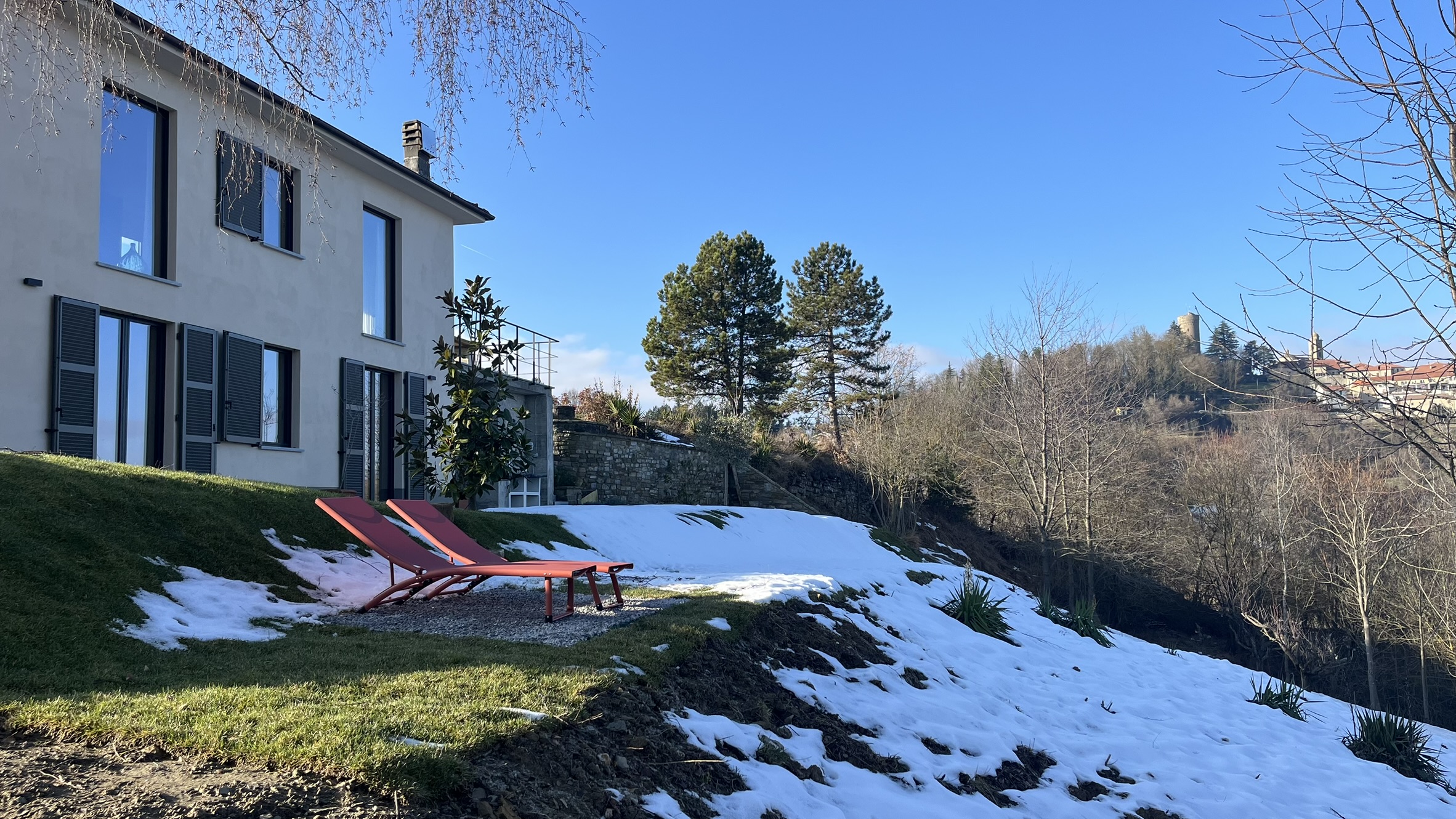 Het huis met de eerste sneeuw van het seizoen.