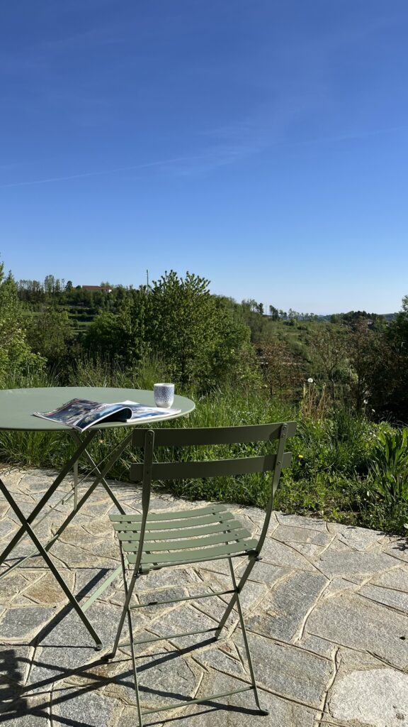 Koffie drinken in de zon. Roccaverano.