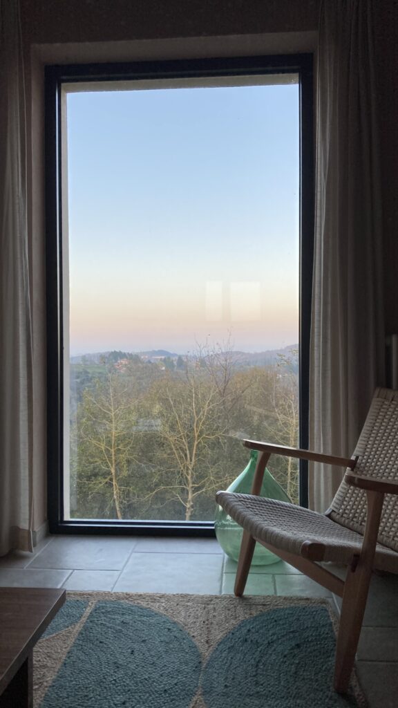 Uitzicht over de heuvels vanuit de woonkamer.